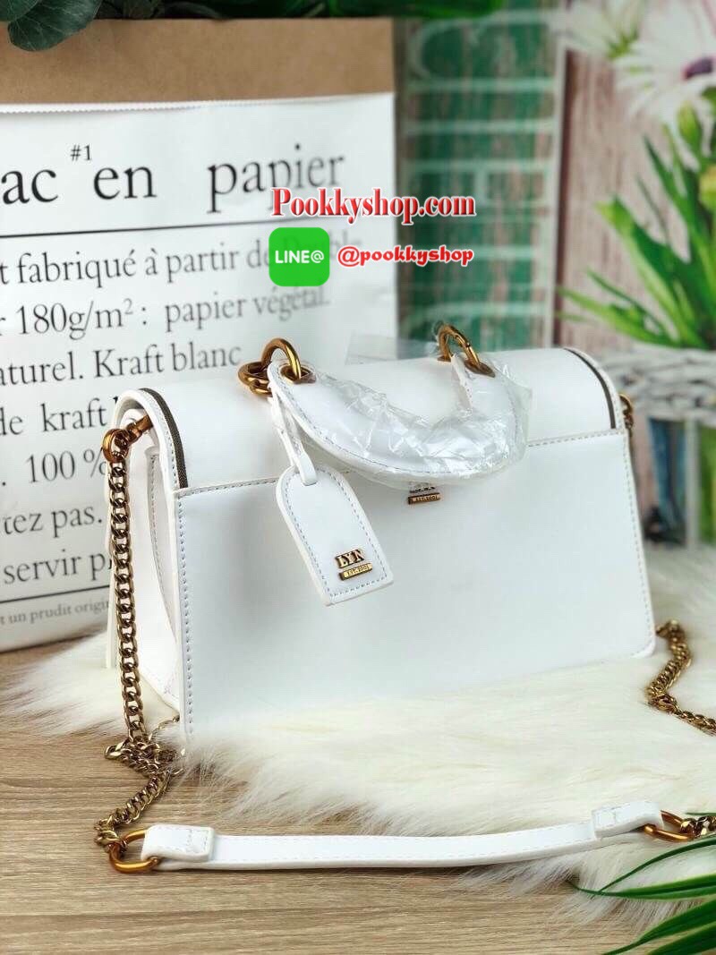 New! รุ่นใหม่พร้อมส่งค่า LYN FABULOUS BAG กระเป๋าดีเทลเก๋ ตัวกระเป๋าอยู่ทรง เดินด้ายเป็นตัวอักษรพร้อมประดับโลหะแมลง รุ่นนี้อะไหล่จะเป็นสีวินเทจๆ เปิดปิดด้วยตัวกดล็อก ด้านในเป็น 2 ช่องใหญ่ จุของได้เยอะทีเดียวค่า มาพร้อมสายสะพายยาวถอดและปรับระดับสายได้ตามชอ