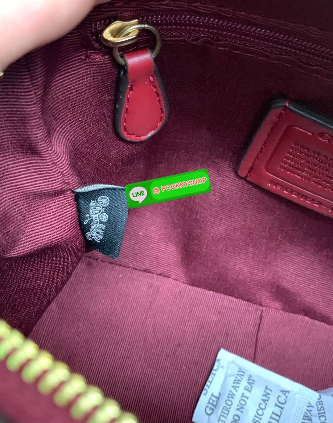 New arrival! 🌈รุ่นใหม่ห้ามพลาดค่ะ! Coach Dempsey Camera Bag In Signature Jacquard With Stripe And Coach Patch ((1912)) พร้อมส่งที่ไทย! กระเป๋าสะพายครอสบอดี้ร์กรือสะพายข้างได้ วัสดุJacquard+หนังแท้ สวยงามมากๆค่ะ ด้านหน้ามีป้ายวงกลมหนังโลโก้แบรนด์ เ