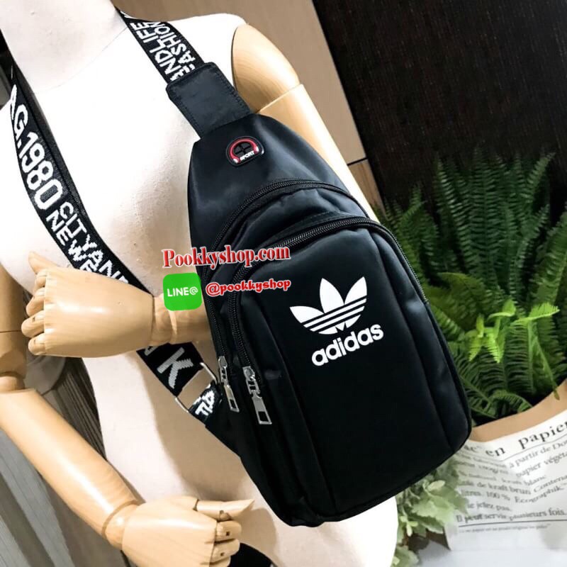 Don’t Miss! NEW! Adidas Factory Sport Originals Bag กระเป๋าสะพายสไตล์สปอร์ตดีไซน์สุดฮิตวัสดุไนล่อนเนื้อหนานิ่มกันน้ำทำความสะอาดง่าย ขนาดกำลังดี น้ำหนักเบา ด้านหน้ามีโลโก้แบรนด์เปิดปิดด้วยซิป มีช่องแบ่ง2ช่องเเยกเป็นสัดส่วน มีช่องใส่หูฟังหรือสายชาร์ตแบต Spo