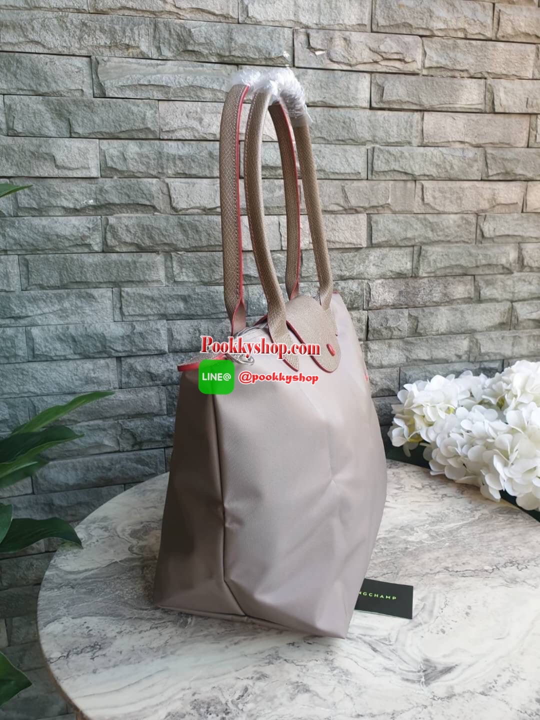 Longchamp Le Pliage Club Tote Bag Size L หูยาว วัสดุเนื้อผ้า Nylon Canvas เคลือบกันนำ้ ตัดด้วยหนังแท้ที่มีน้ำหนักเบา ดีไซน์เรียบง่ายแต่เต็มไปด้วยความคลาสสิก จนเป็นที่ชื่นชอบไปทั่วโลก Longchamp ปรับโฉม LE PLIAGE ด้วยการปักลายรูปม้า-ตราสัญลักษณ์ของแบรนด์บนผ