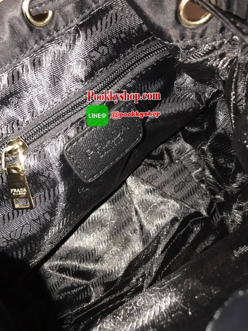 Restock รุ่นยอดนิยม! PRADA DRAWSTRING BAG WITH STRAP VIP GIFT WITH PURCHASE พรีเมี่ยมกิ้ฟจากต่างประเทศรุ่น Limited edition วัสดุ Nylon คุณภาพดีตามแบบฉบับแบรนด์ ด้านหน้าประดับโลโก้ เปิดปิดแบบหูรูด Drawstring มาพร้อมสายสะพายให้ถึง2แบบ ทั้งสายสั้นและสายยาวปร