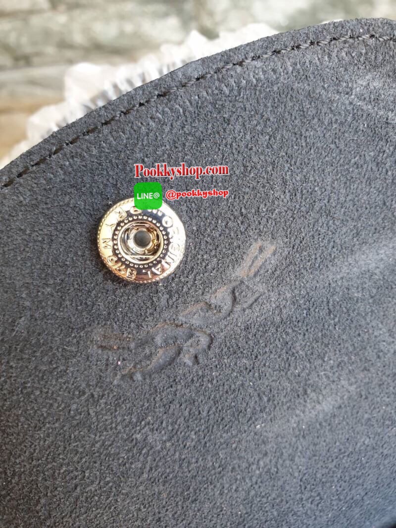 LE PLIAGE LGP TOP HANDLE BAG M รายละเอียด • วัสดุ: ผ้าใบ • อะไหล่: นิกเกิล • ตัวกระเป๋า: ผ้าใบโพลีอะไมด์เคลือบด้านใน • ตกแต่ง: หนังวัว รายละเอียดภายนอก • การปิด: ซิปและกระดุมสแน๊ป • สายสะพาย: ถอดออกได้ • ช่อง: 1 รายละเอียดภายใน • ช่องใส่ของ: 1 • จุของได้เ