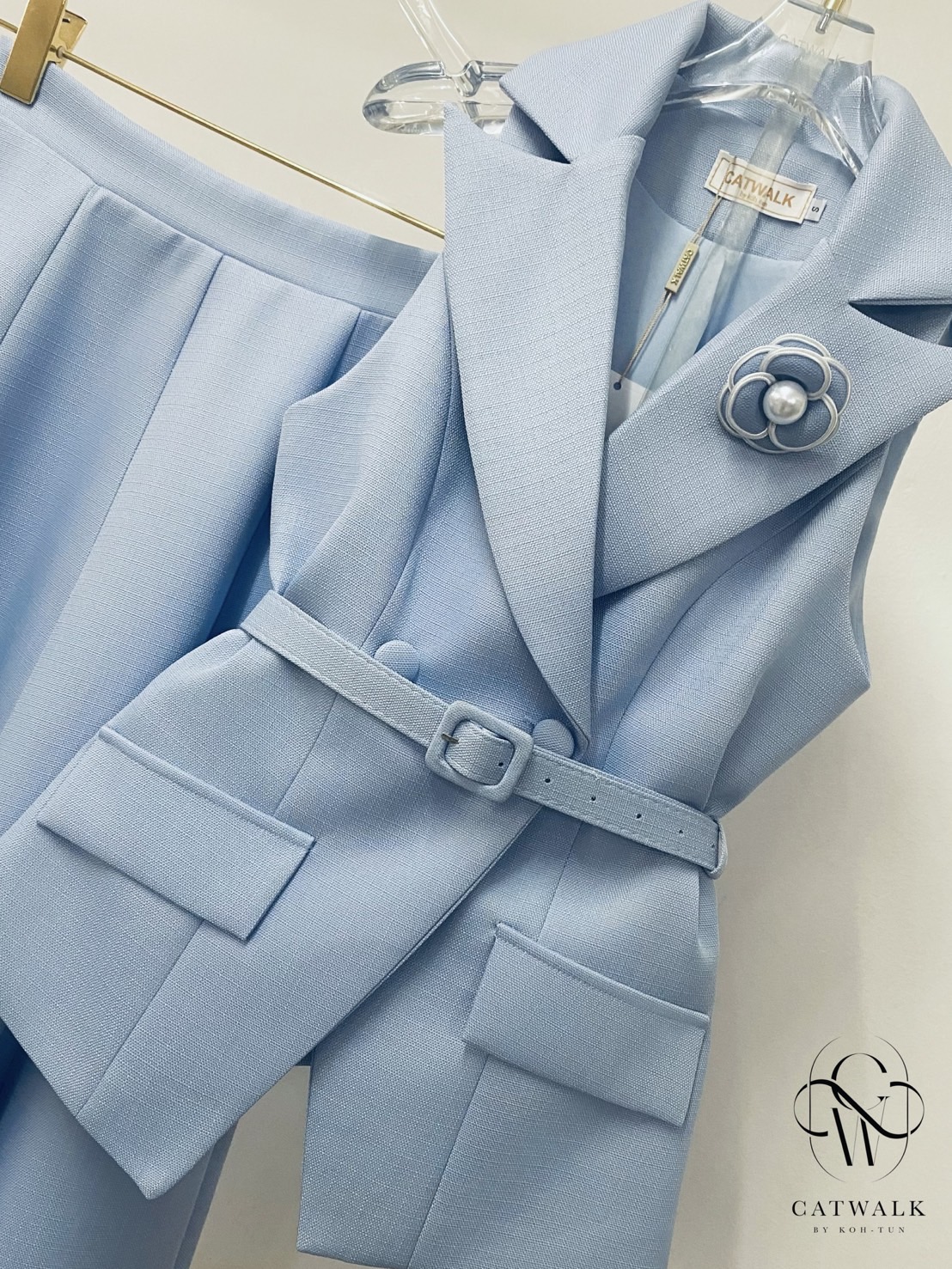 ชุดเซทแฟชั่น เซตสูทแขนกุดเข็มขัด+กระโปรงทรงย้วย เนื้อผ้าเกรดเอ ผ้าทอมีลายในตัว