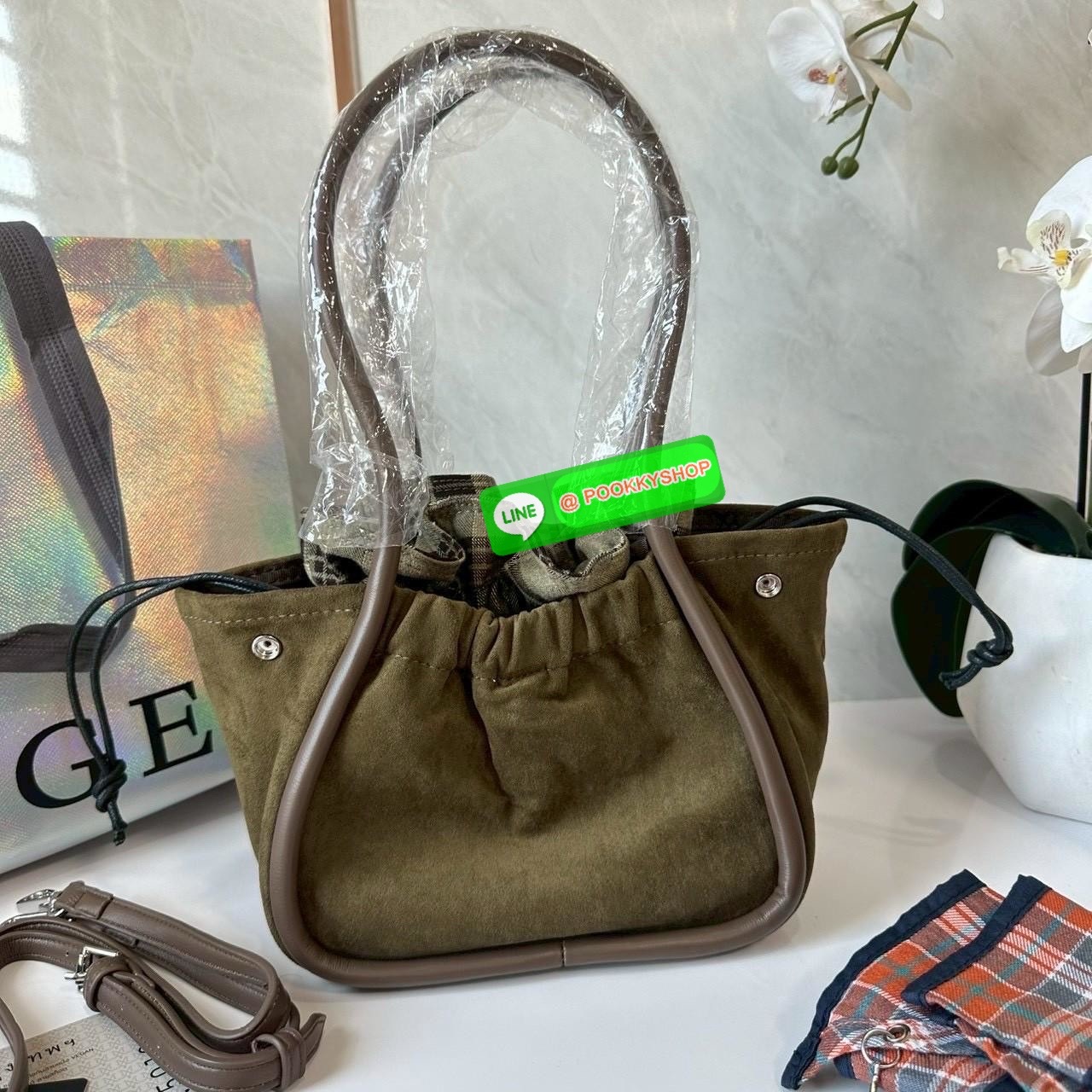 A Day Bag Mini’ in suede กระเป๋าหนังกลับเนื้อเนียน สายเกาหวานปนเท่ MERGE คอลเลกชันพิเศษ ดีไซน์เก๋พร้อมพวงกุญแจลายพิเศษ เข้าเซ็ตสุดคุ้ม!ใบเล็กสามารถ พกพาง่าย น้ำหนักเบา กระเป๋าหูรูดด้านใน ผลิตจากผ้าลายสก็อต ตัวกระเป๋ามี Snap ด้านข้าง ที่สามารถพับปีกกระเป๋า