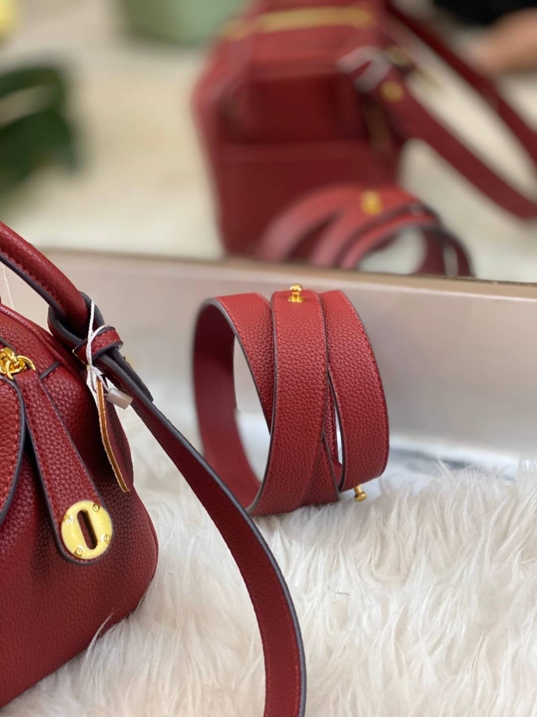 กลับมาเเล้วค่า Lindy 20cm หนัง PU premium ที่ลูกค้าถามกันมาเยอะมากกก รอบนี้หนังสวยมากๆๆ สายสะพายแบบเรียบหรู มีห่วงรัดสายสองข้าง มี 2 สายนะคะ มีซิลิโคนปิดลูกบิดกันรอย งานเนี้ยบสุด ยิ่งใช้ยิ่งนิ่มมม กระเป๋าทรงสวยนุ่ม Flexible มากๆ จุของได้ทุกสิ่ง จะใช้ไปทำง