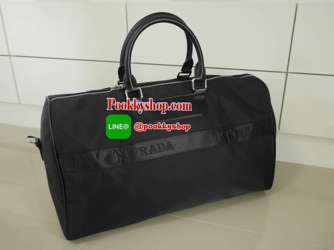 New arrival ! ของมันต้องมี♡ มาใหม่กับ กระเป๋าทรง Travel Bag ใส่ของได้เยอะมาก ไปต่างประเทศได้สบายคะ หมดห่วง ตัวกระเป๋าทำจากผ้า Nylon อย่างดี สามารถกันน้ำได้ ทรงสวยมากคะ มีความอยู่ทรงในระดับนึงด้านหลังมีช่องซิป อะไหล่เงิน ด้านในมีช่องซิป 1ช่อง ช่องใส