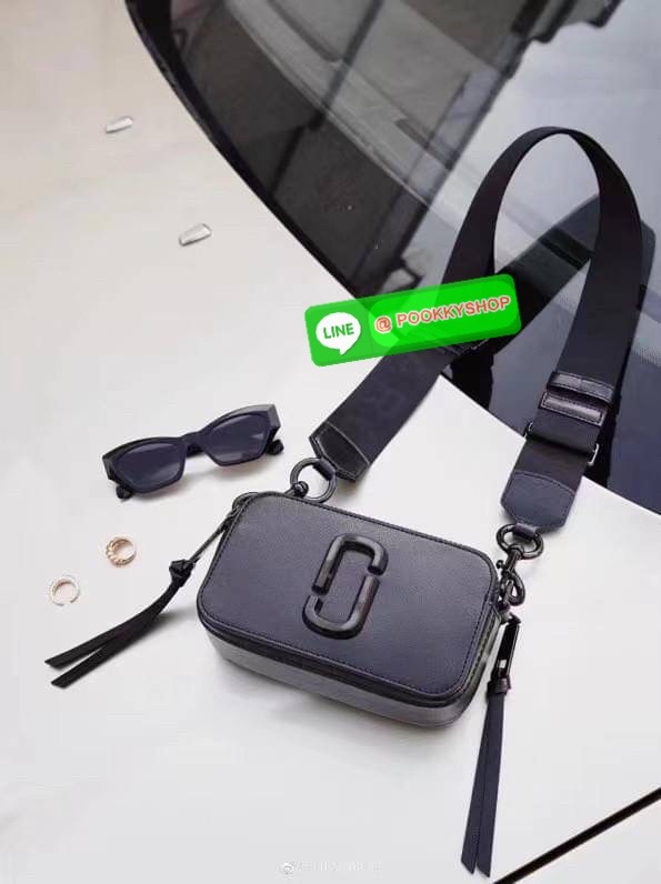 March Jacop Snapshot MJ Cross Body Bag กระเป๋าสะพายข้าง วัสดุหนัง Saffiano ด้านหน้าประดับด้วยโลโก้ J อันเป็นสัญลักษณ์ของแบรนด์ อะไหล่ทองหรูหรา มาพร้อมสายสะพายโลโก้แบบปรับได้ แบ่งเป็น2ช่องซิป ใบนี้คือเรียบหรูแต่ดูดีมาก ไม่ควรพลาดเลยค่า