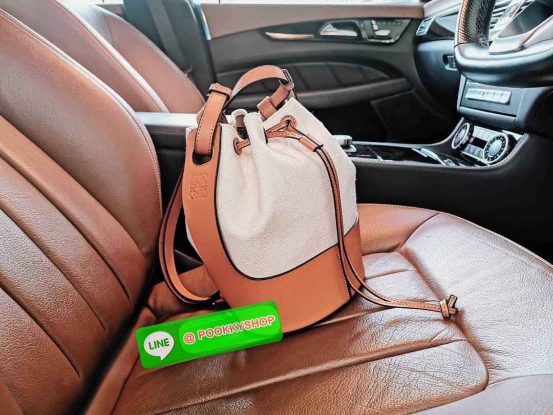 ✴️พร้อมส่งความสวย!✴️ NEW IN! LOEWE CROSSBODY BUCKET BAG GIFT WITH PURCHASE (GWP) กระเป๋าถือหรือสะพายพรีเมี่ยมกิ๊ฟ Limited Edition จาก LOEWE PERFUME DUTYFREE COUNTER วัสดุ Canvas & Leather calfskin ขนาดกำลังดี น้ำหนักเบา ภายในโล่งกว้างและจุ ส