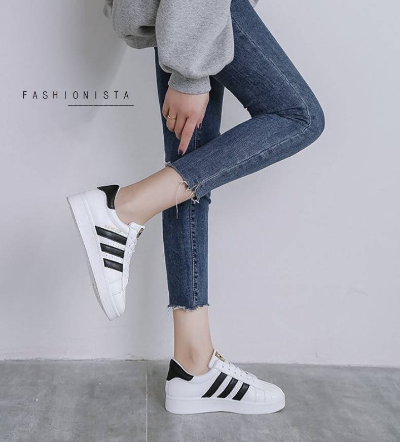 สินค้ามาใหม่ พร้อมส่งเลยจ้า!! Fashion Sneaker ทรง Super Starในตำนาน!! รองเท้าผ้าใบหนังนิ่ม วัสดุ pu เนื้อหนาคุณภาพดี ดีไซน์เรียบเก๋ แต่งแถบหนังด้านข้างสวยโฉบเฉี่ยวสไตล์งานแบรนด์ พื้นยาง 1นิ้ว ยึดเกาะเยี่ยมเดินไม่ลื่น ทรงแน่นงานดีมากใส่สบายนิ่มเท้า ใช้งานย