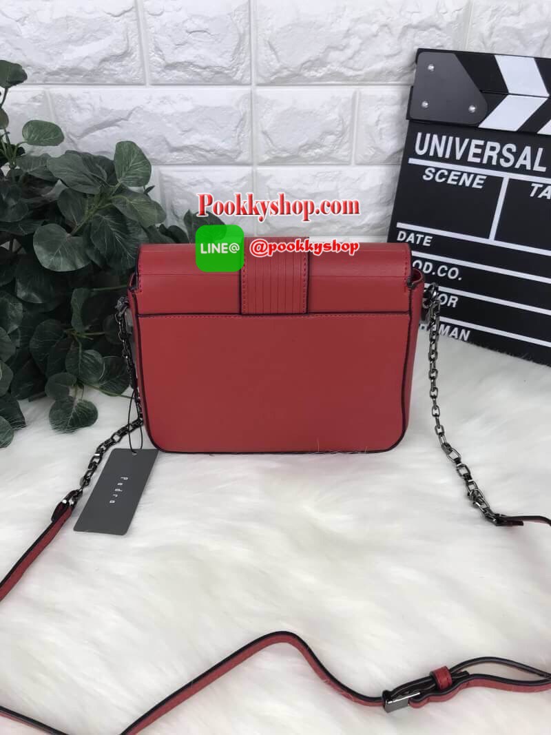 PEDRO EMBOSSED FLAP SHOULDER BAG กระเป๋าสะพายวัสดุหนังเรียบแต่งลายเดินร่องตัดกันสวยงาม เปิดปิดด้วยกระดุมแม่เหล็ก ด้านในมีช่องใหญ่ 2 ช่อง รุ่นนี้ใส่ iphone7 plus ได้ค่ะ สายสะพายยาวปรับระดับความยาวได้ตามต้องการ