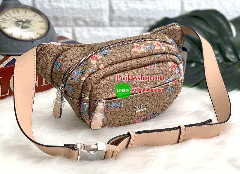 New arrival !! GUESS G LOGO FANNY PACK BELT BAG พร้อมส่ง รุ่นแนะนำเลยค๊าา กระเป๋าคาดเอว//คาดอก ได้ วัสดุ pvc อย่างดี หนังนิ่มดีมากค่ะ ตัวกระเป๋าออกแบบลาย G ทั้งใบ ผสมลาย multi floral เข้ามาได้สวยงามน่าใช้มากๆค่ะ ด้านหน้ามีโลโก้แบรนด์ และช่องซิปเล็กสำหรับใ