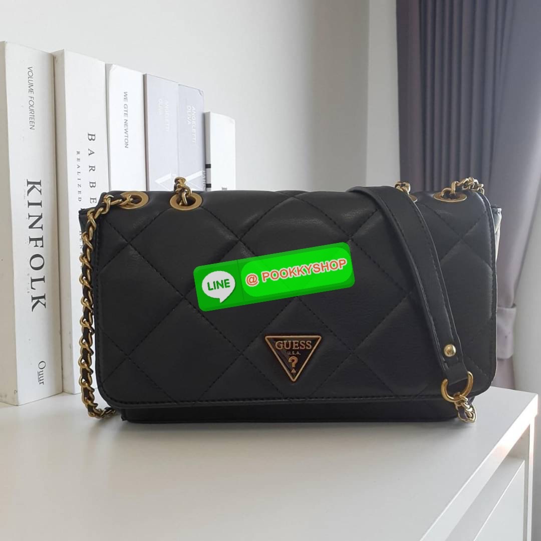 รุ่นใหม่ล่าสุด!! GUESS CESSILY CONVERTIBLE CROSSBODY BAG กระเป๋าสะพายข้าง รูปทรงสวย หนังนิ่มมือมากกก ตกแต่งด้วยโลโก้แบรนด์ด้านหน้า ด้านในเปิดปิดด้วยกระดุมแม่เหล็ก มีช่องซิปแยก+ช่องใส่บัตรฝั่งตรงข้ามอีกช่อง สามารถใส่กระเป๋าสตางค์ยาว โทรศัพท์ได้ทุกรุ่น มาพร