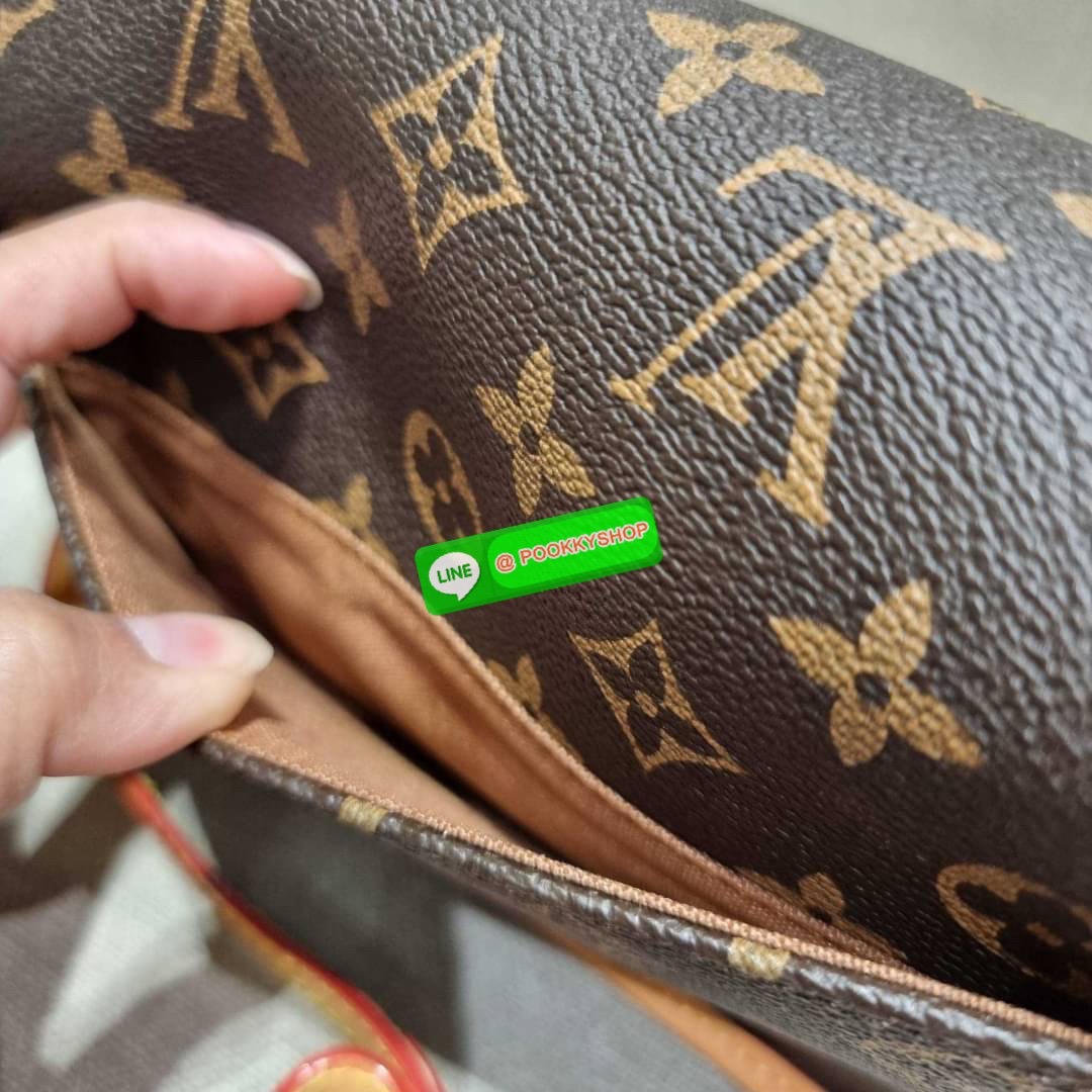 Rare item!! LV sologne crossbody bag ที่สุดของรุ่นหายากที่จัดเต็มให้แบบฟูลเซ็ท กระเป๋าสะพายราคาสุดคุ้มจากเคาน์เตอร์ dutyfree ที่ดีไซน์ออกมาน่ารักน่าใช้ ขนาดกำลังสวยมาก วัสดุหนังแคนวาส เปิด-ปิดด้วยกระดุมแม่เหล็ก ภายในโล่ง มีช่องซิปแยกให้ ใส่ของสำคัญได้สบาย