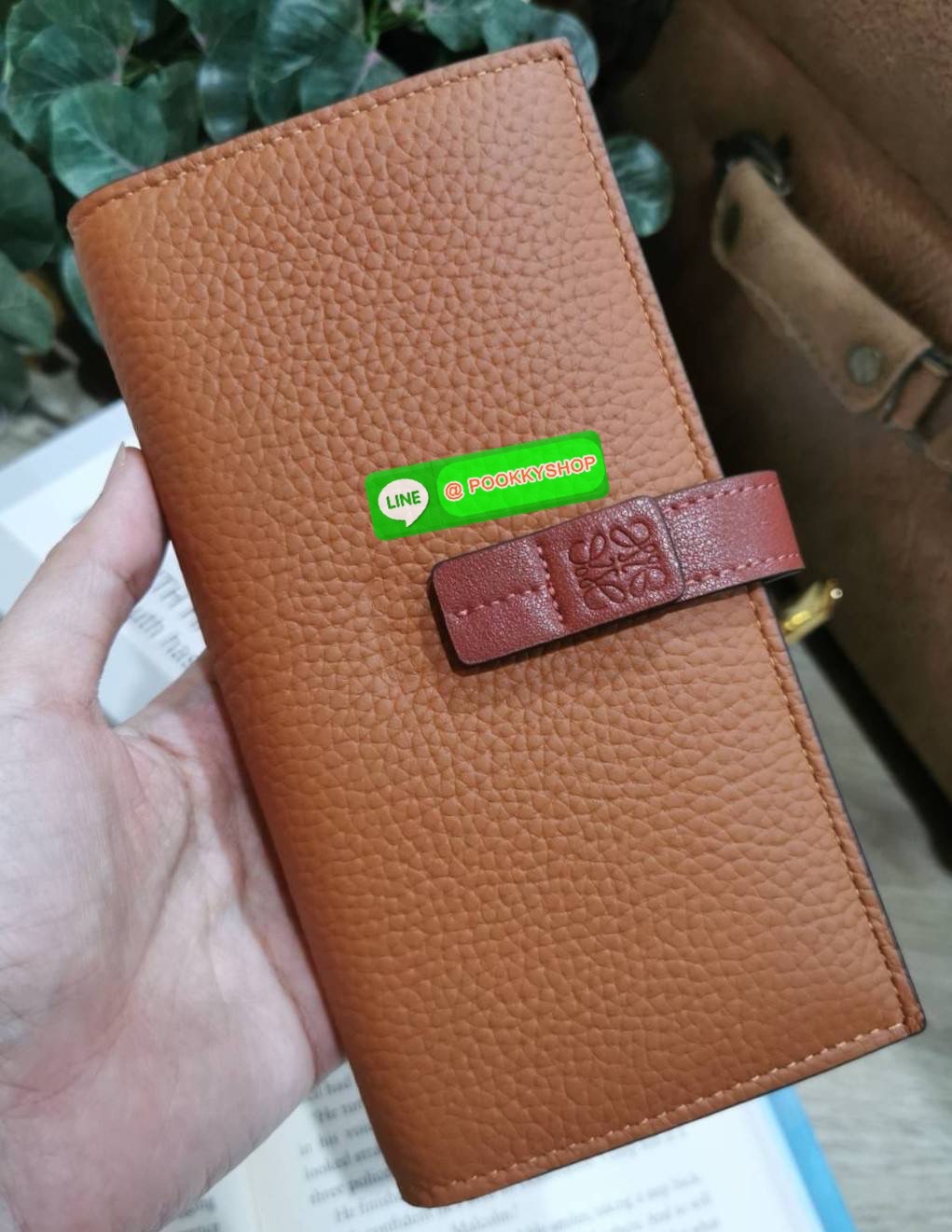 ✴️Don't Miss!✴️NEW! LOEWE LONG WALLET BAG VIP GIFT WITH PURCHASE-GWP กระเป๋าพรีเมี่ยมกิ๊ฟ Limited จาก LOEWE DUTYFREE COUNTER วัสดุหนังแท้เทคเจอร์สวยอยู่ทรงปั้มโลโก้แบรนด์ด้านหน้าเปิดปิดด้วยกระดุม ภายในมีช่องใส่ธนบัตรหลายช่อง ช่องหลักสาม