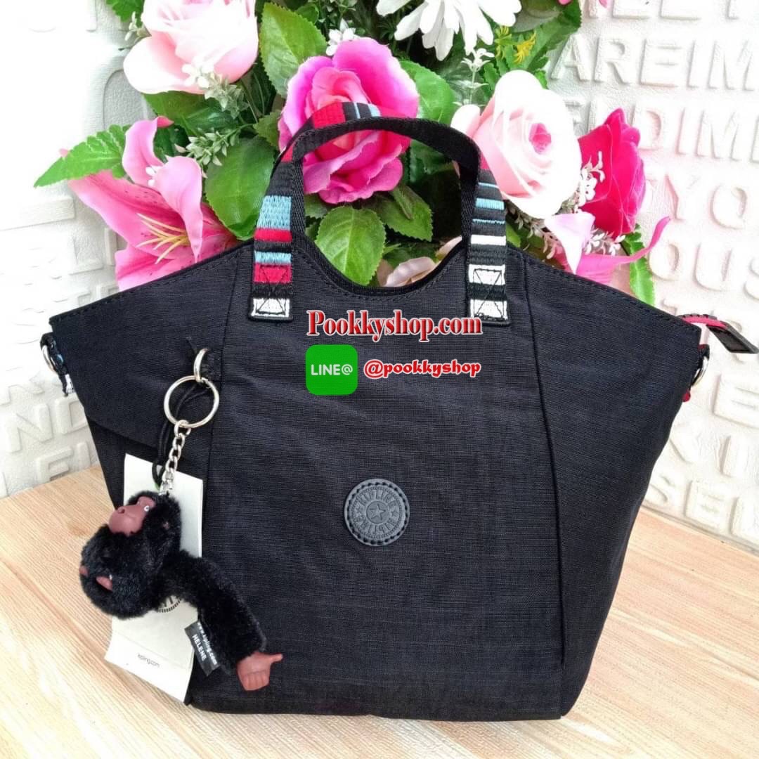 KILING NORI Handbag & Shoulder bag กระเป๋าถือหรือสะพายขนาดกลาง ทำจากวัสดุ ผ้า Nylonเคลือบ+Polyester น้ำหนักเบา จุดเด่นที่ช่องหลักมีขนาดใหญ่ พร้อมช่องซิปแยกย่อย สามารถใส่สัมภาระได้เยอะ มาพร้อมสายสะพายยาว สามารถปรับระดับได้ตามความต้องการ มีพวงกุญแจลิงห้อยตา