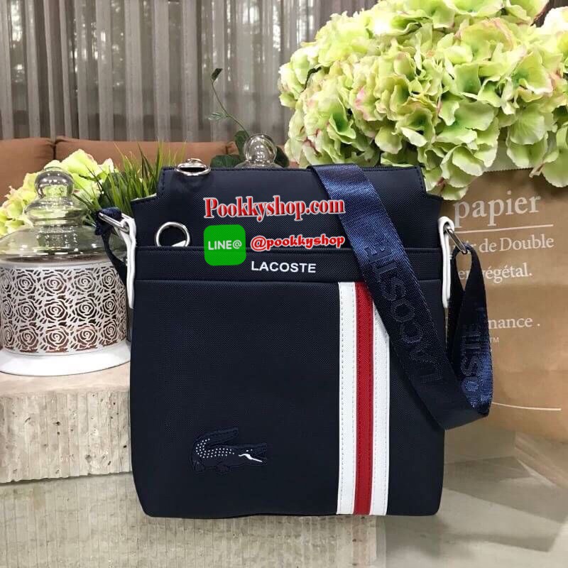 ห้ามพลาด! BEST SELLER! ลาคอส MESSENGER BAG กระเป๋าสะพายรุ่นใหม่ล่าสุดขนาดกำลังดีหนังนิ่มสวยอยู่ทรง ด้านหน้ามี1ช่องซิป พร้อมโลโก้แบรนด์และเเถบคาดดูมีดีเทล เปิดปิดด้วยซิปสะดวกใช้หัวซิปแบรนด์อะไหล่เงินสามารถใส่ ipad mini มือถือ กระเป๋าสตางค์ใบยาว ของจุกจิก