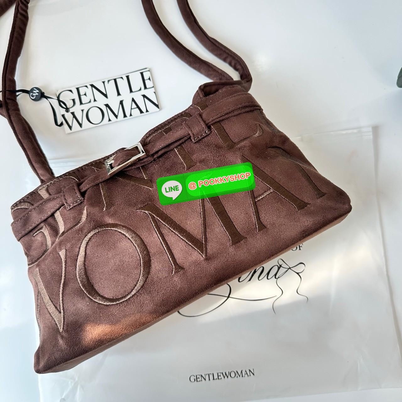 GENTLEWOMAN SUEDE BALLERINA BAG 🔖กระเป๋า Ballerina Bag ในวัสดุหนังกลับ (suede edition) พร้อมโลโก้ปักสีเดียวและรายละเอียดหัวเข็มขัด ทำให้ดูเก๋มีสไตล์โดดเด่น 🔖วัสดุ: หนังกลับ 🔖เปิด-ปิดแบบสแน๊บแม่เหล็ก ภายช่องโล่งกว้างจุของได้เยอะ