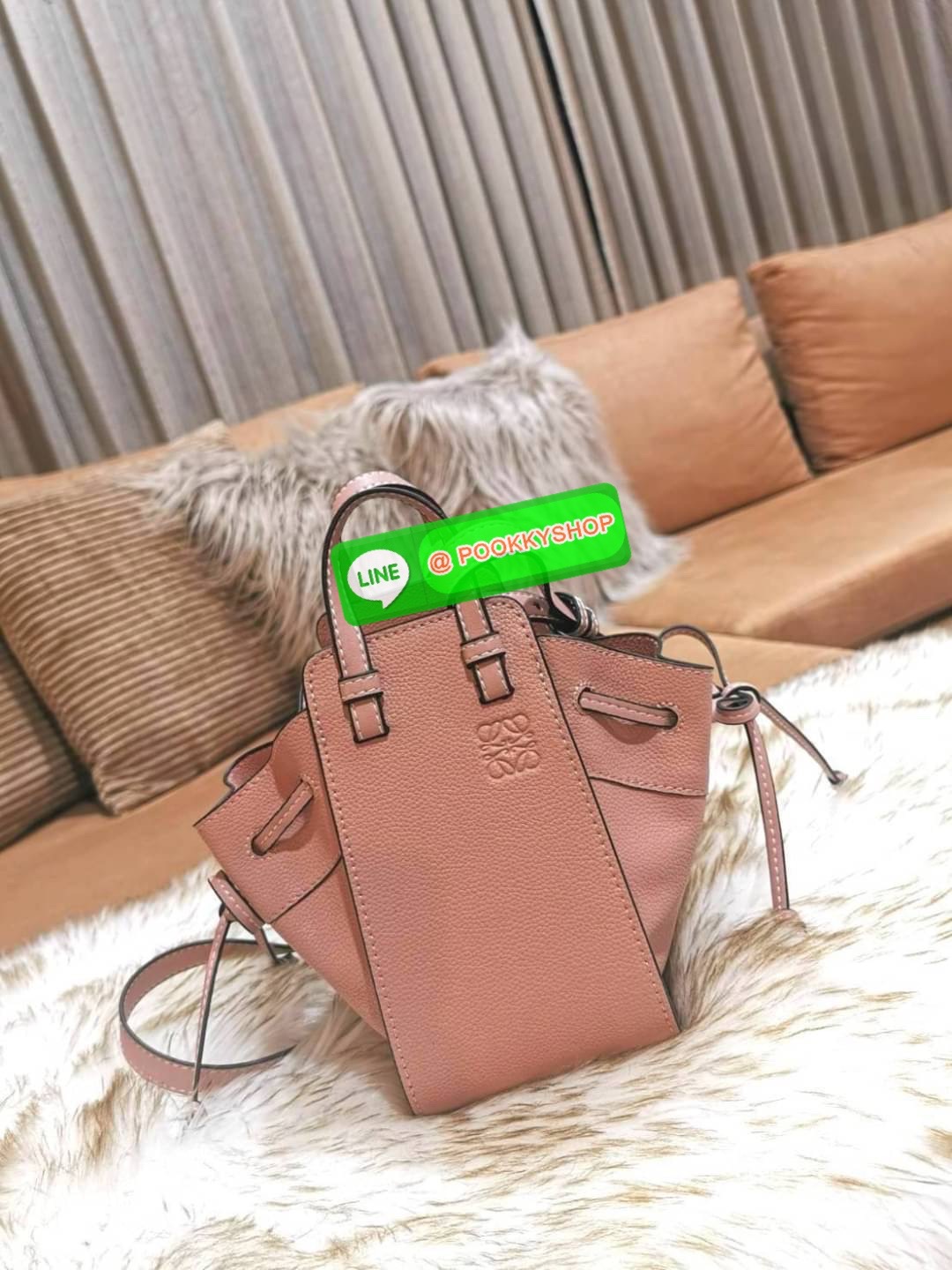 ✴️พร้อมส่งค่ะ!✴️เอาใจสายหวานกับสีพาสเทล!✴️ NEWIN! LOEWE HANDLE & SHOULDER BAG GIFT WITH PURCHASE (GWP) กระเป๋าถือหรือสะพายหนังแท้พรีเมี่ยมกิ๊ฟ Limited จาก LOEWE PERFUME DUTYFREE รุ่น Rare items สุดๆวัสดุหนังแท้ Calfskin หนังสวยดีไซน์ค