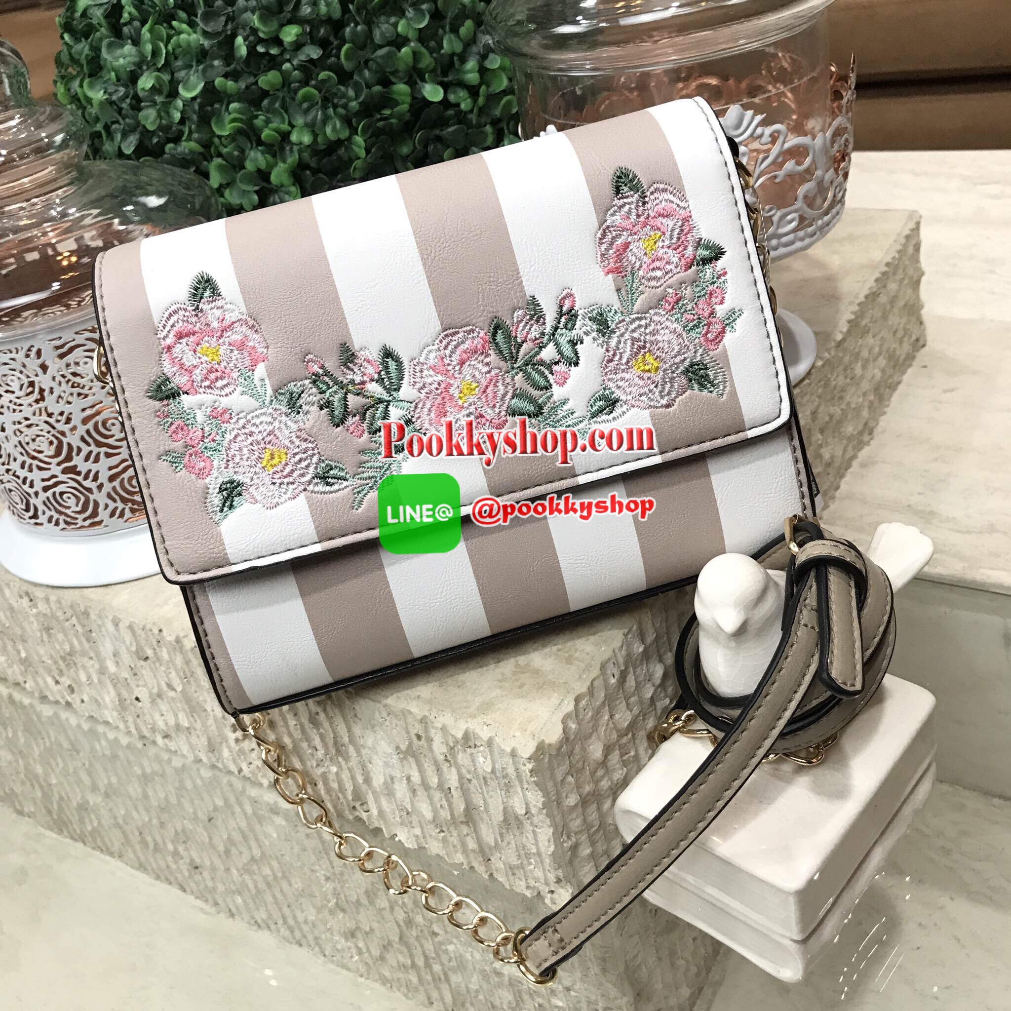 Don't Miss! NEW ARRIVAL! ALDO flower Crossbody Bag กระเป๋าถือ/สะพายรุ่นใหม่ล่าสุด ALDO แบรนด์ดังจากแคนนาดาดีไซน์สุดชิคปักลายดอกไม้สไตล์วินเทจหนังลายทางสพาสเทลอยู่ทรงกันน้ำ เปิดปิดด้วยกระดุมแม่เหล็ก ภายในมีโลโก้ ช่องซิป ช่องใส่มือถือ ใส่iphone7+ได้ น้