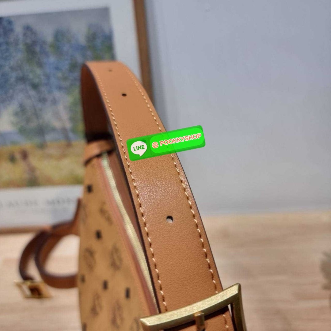 MCM AREN HOBO IN VISETOS 🔆 Details ฮอตฉ่ำมาก! กับกระเป๋าสะพายทรงโฮโบ ทรงสวยมาก ขนาดกำลังดี จุของได้เยอะ ใช้งานสะดวกด้วยการรูดซิป พิเศษแถมพวงหนังและชุดกุญแจล็อคมาให้ด้วย ถอดออกได้ นำไปใช้กับกระเป๋าใบอื่นได้ด้วย ภายในโล่งกว้าง ใส่ของสำคัญได้อย่างครบ