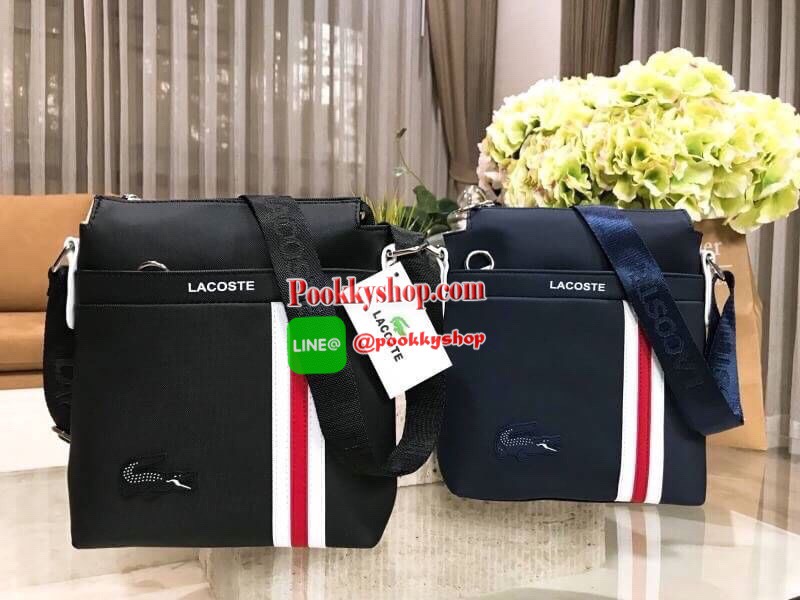 ห้ามพลาด! BEST SELLER! ลาคอส MESSENGER BAG กระเป๋าสะพายรุ่นใหม่ล่าสุดขนาดกำลังดีหนังนิ่มสวยอยู่ทรง ด้านหน้ามี1ช่องซิป พร้อมโลโก้แบรนด์และเเถบคาดดูมีดีเทล เปิดปิดด้วยซิปสะดวกใช้หัวซิปแบรนด์อะไหล่เงินสามารถใส่ ipad mini มือถือ กระเป๋าสตางค์ใบยาว ของจุกจิก