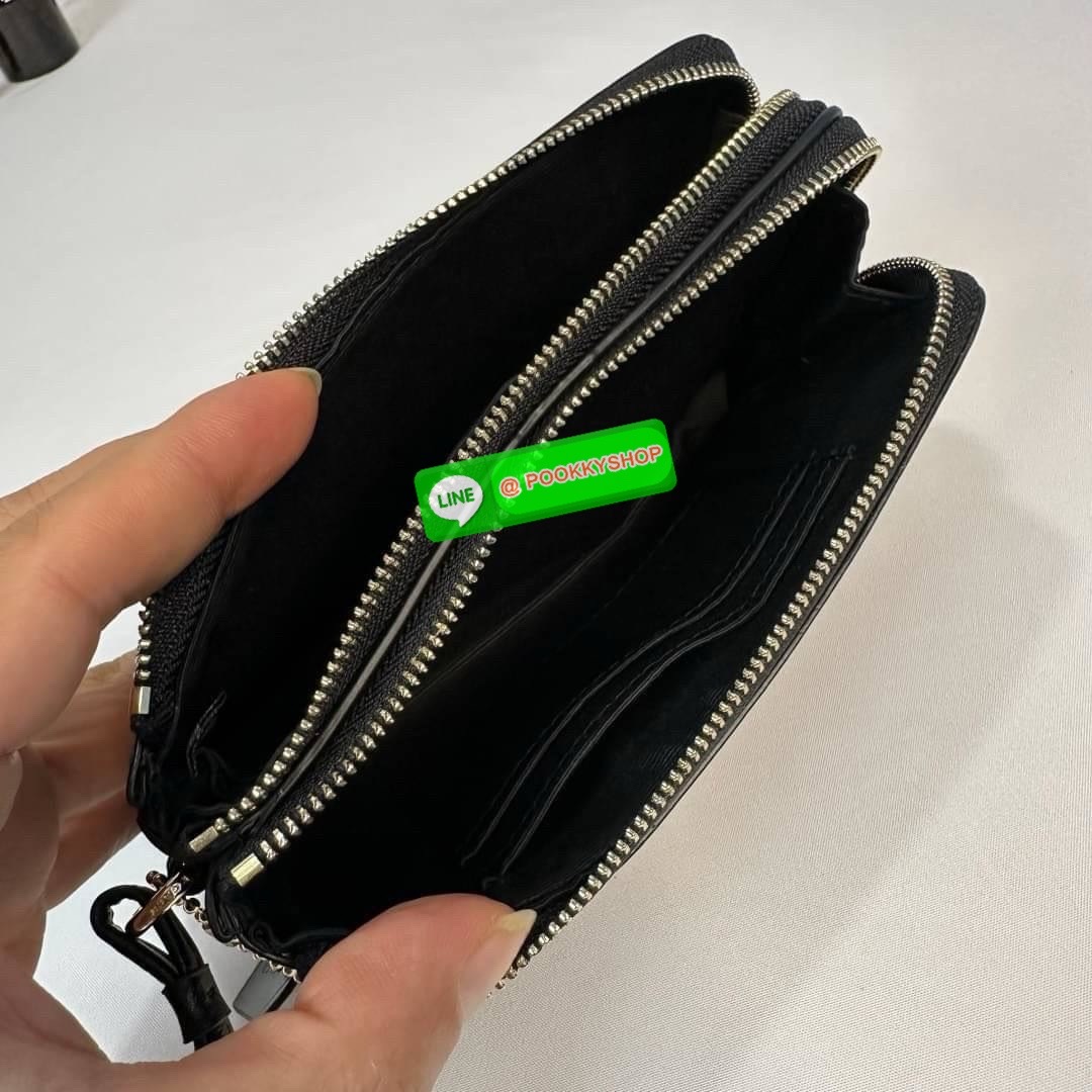 กระเป๋าคล้องมือ COACH 87591 DOUBLE CORNER ZIP WRISTLET IN SIGNATURE CANVAS (COACH 87591 ） กระเป๋าคล้องมือ2เซิปใหญ่ ลายCหนังและ ด้านในเป็นผ้า แบ่งเป็นช่องเล็กๆใส่เหรียญใส่แบงค์ใส่บัตร แล้วแต่จะใส่มีหลายช่อง ใส่โทรศัพท์ได้ทุกรุ่นพร้อมสายคล้องมือ