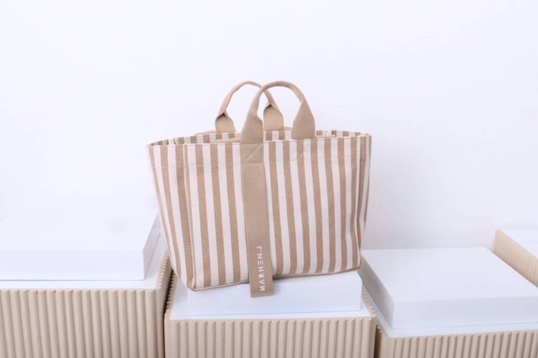 มาอีกรอบละจร้าาา 💥MJ ตัวใหม่ล่าสุด บอกเลยของมันต้องมี ใบใหญ่จุใจใส่ของได้จุกๆ ดีไซน์แบบ shopping bag ถือได้หิ้วได้ น่าร๊ากๆๆๆ เนื้อผ้าวัสดุอย่างดีและหนา มาตามคำเรียกร้อง...