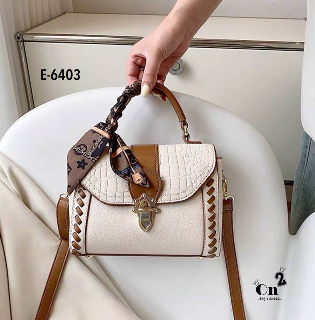 สุดปังงงไปเลยค่าา ทรงเหลี่ยม ฝาปิดลายหนังจระเข้ อะไหล่ทอง มาพร้อมสายสะพายยาว 1 เส้น สามารถถอดสาย ถือเก๋ๆได้ หรือใส่สายยาว crossbody ได้เลยค่ะ