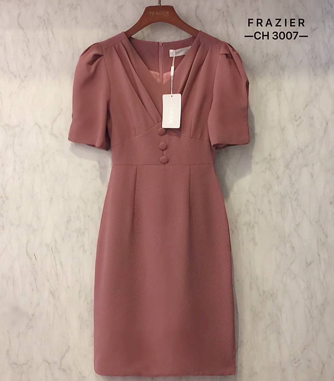 Dress คอวีจีบอก ทรงต่อเอวแต่งกระดุมเก๋ๆ ตัวนี้ทรงดีแพทเทรินสวย ทรงเป๊ะมากค่ะ ผ้าเนื้อดีการันตีผ้านิ่มใส่สบาย งานซับในทั้งตัวค่า