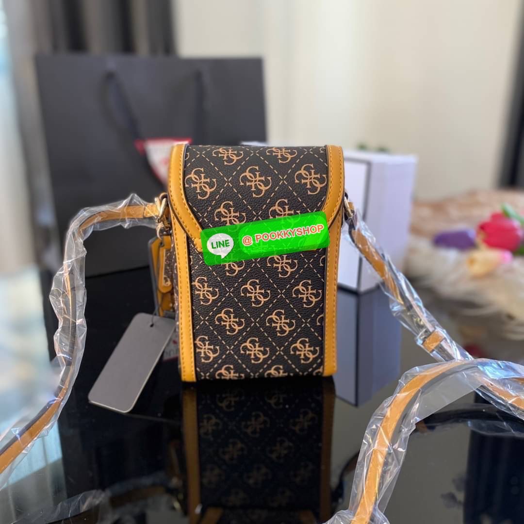 Guess กระเป๋าใส่โทรศัพท์ สวยมากกกก ทรงดีสุดๆ เป็นทรงกล่องทรงสวยที่ตามหากันม๊าก มาก มาพร้อมกล่องครบเซ็ต ด้านหน้าแต่งโลโก้แบรนด์ เปิด-ปิดด้วยกระดุมแม่เหล็ก มีสายยาวเป็นสายหนังปรับระดับได้มากถึง 7ระดับ