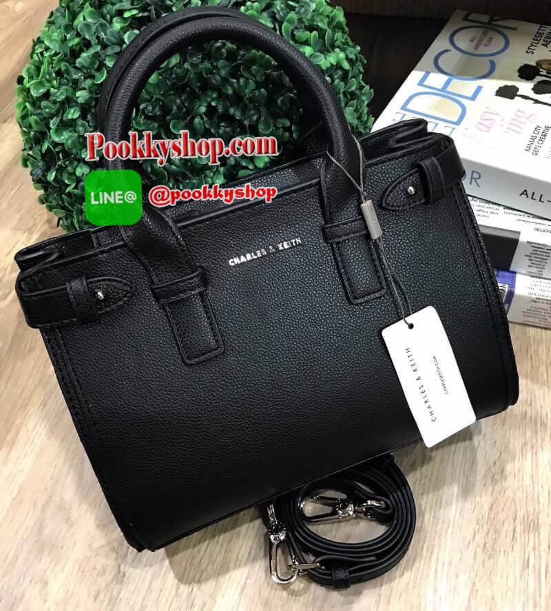 NEW ARRIVAL! CHARLES & KEITH BASIC TOP HANDLE BAG กระเป๋าถือหรือสะพายรุ่นใหม่ชนช็อปดีไซน์สวยอยู่ทรงเเข็ง ขนาดกำลังดี น้ำหนักเบา ด้านหน้าประดับโลโก้แบรนด์ เปิดปิดด้วยซิปสะดวกใช้ ด้านข้างมีสายรัดปรับทรงกระเป๋าภายในมีช่องซิป ใส่กระป๋าสตางค์ใบยาว ipad mini ได