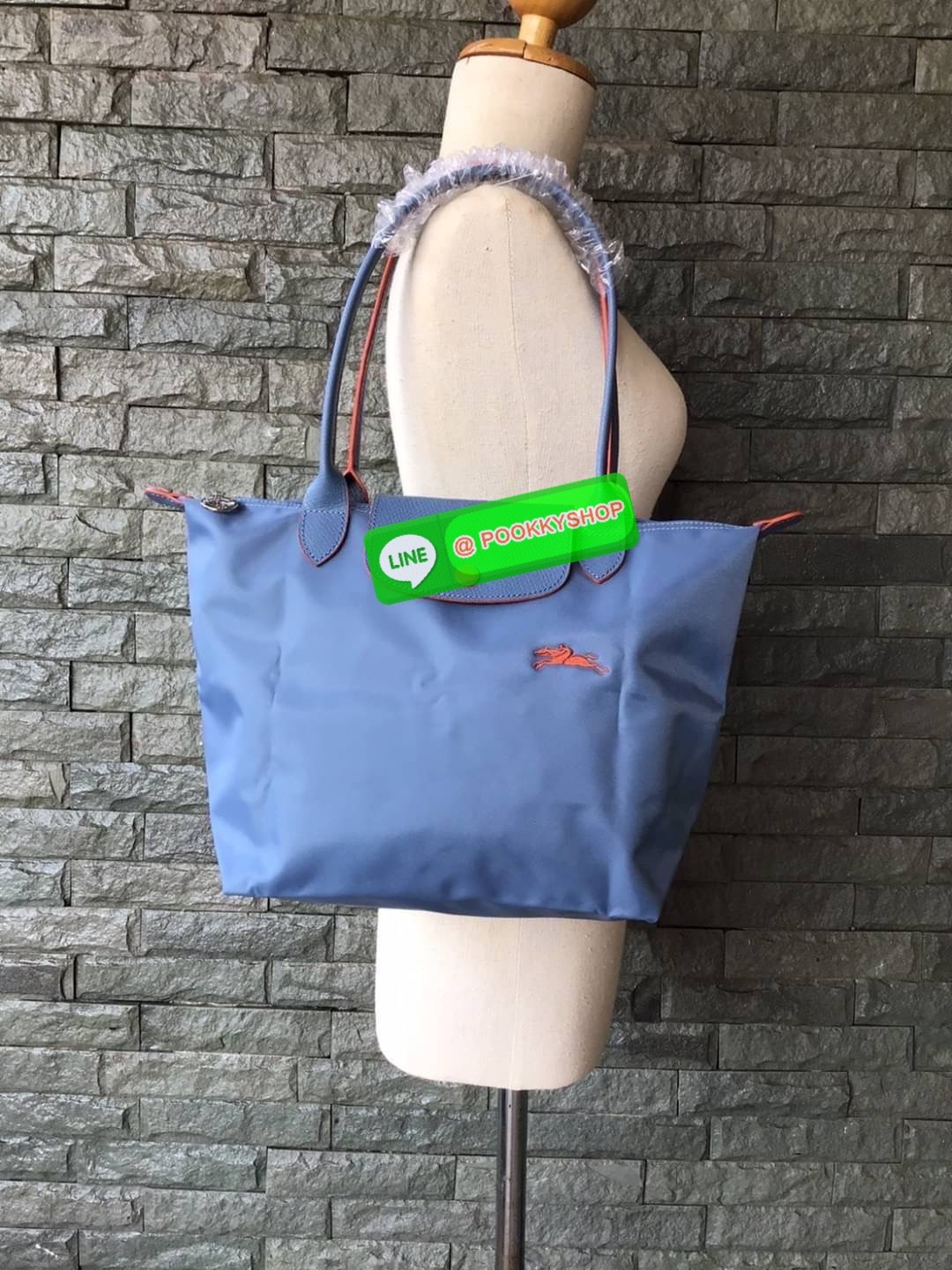 Longchamp Le Pliage Club Tote Bag Size S หูยาว วัสดุเนื้อผ้า Nylon Canvas เคลือบกันนำ้ ตัดด้วยหนังแท้ที่มีน้ำหนักเบา ดีไซน์เรียบง่ายแต่เต็มไปด้วยความคลาสสิก จนเป็นที่ชื่นชอบไปทั่วโลก Longchamp ปรับโฉม LE PLIAGE ด้วยการปักลายรูปม้า-ตราสัญลักษณ์ของแบรนด์บนผ