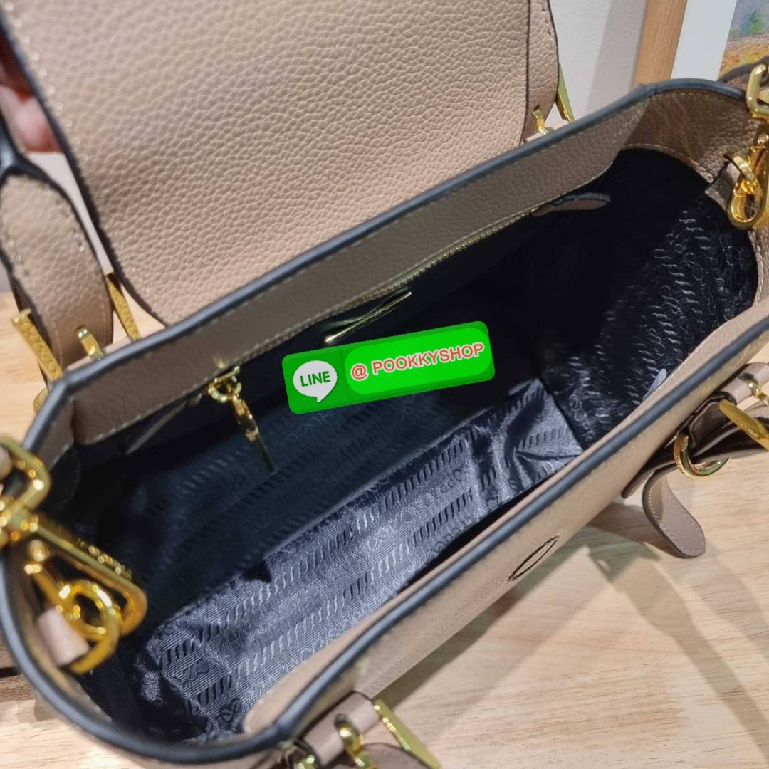 Hot item Prada leather bag กระเป๋าถือ/สะพายล่าสุด จากเคาน์เตอร์ dutyfree ที่ดีไซน์เรียบหรู หนังวัวฟอกสี สวยคมชัด เต็มไปด้วยดีเทลน่าใช้ สายคล้องไหล่ที่สามารถถอดออกได้ เพื่อใช้สายยาวสะพายข้างเส้นเดียว หรือจะใส่ไว้ทั้งคู่ก็อัพเกรดลุคดูแพงได้ ปากกระเป๋ามีฝากร