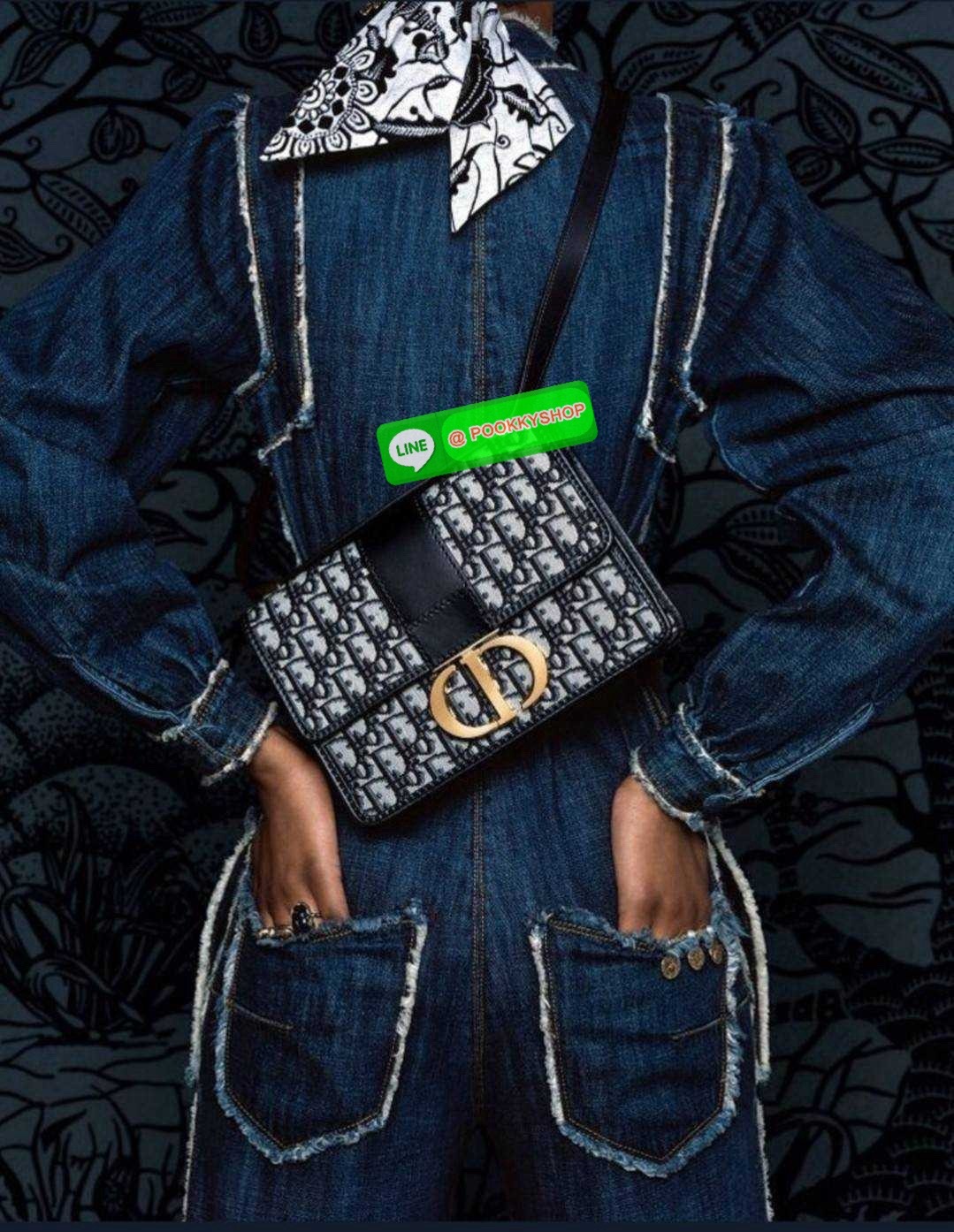 CD 30 MONTAIGNE BAG 🔆 Details กระเป๋าสะพายข้างสุดฮอต จากเคาน์เตอร์ dutyfree ที่สาวๆต้องไม่พลาด ทรงสวยมีกิมมิคในตัว ดูแพง ดีไซน์ย้อนยุคเป็นเอกลักษณ์ เปิด-ปิดด้วยอะไหล่กดล็อคแน่นหนา ใช้งานง่าย ด้านหลังมีช่องใส่ของจุกจิกได้ ภายในเป็นช่องโล่ง ใส่ของสำ