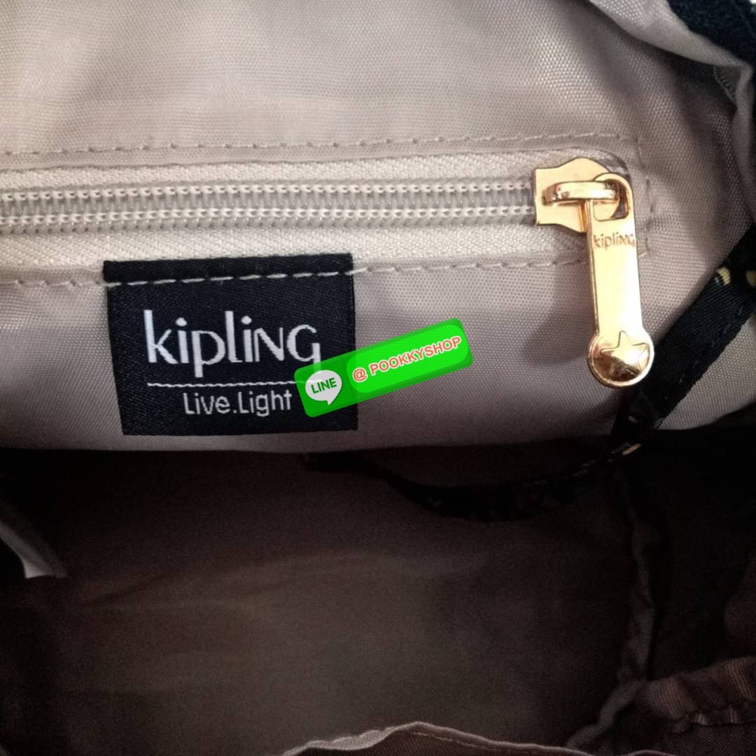 Kipling Basic Mini Backpack กระเป๋าเป้มินิ วัสดุ Nylon +ซับใน Polyester ขนาดใบเล็กระทัดรัด ใช้งานง่าย ด้านหน้ามีซิป pocket สำหรับใส่ของเล็กน้อย ช่องหลักโล่งกว้างใส่ของได้เยอะ พร้อมช่องซิปผนังข้างหลังและช่องแยกสำหรับใส่ของอีกฝั่ง สามารถใช้งานได้ ถึง 3 แบบ
