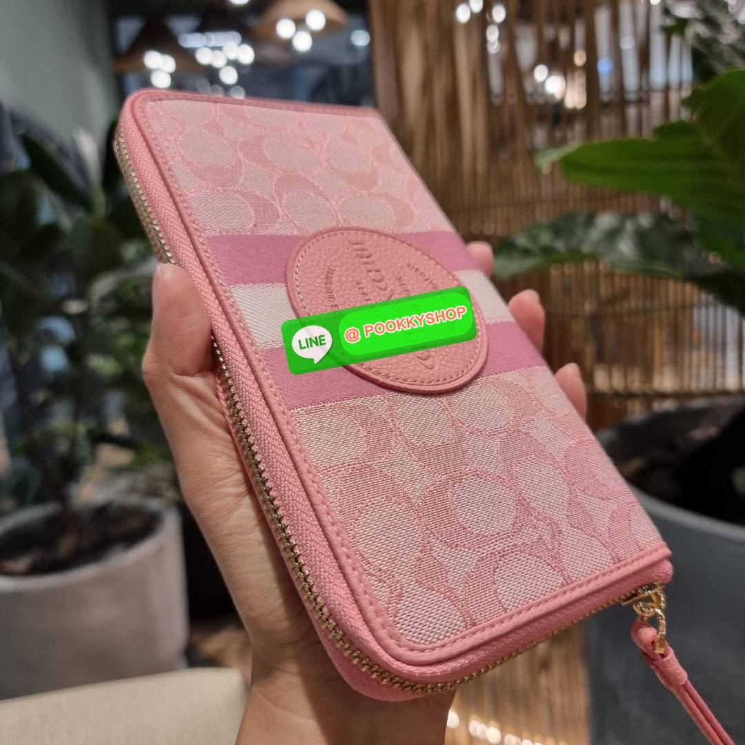 COACH C9073 DEMPSEY LARGE PHONE WALLET IN SIGNATURE JACQUARD WITH STRIPE AND COACH PATCH พร้อมเสิร์ฟความเลิศหรู กับคอลใหม่ล่าสุด กระเป๋าสตางค์ใบยาวกึ่งคล้องมือ สีสุดละมุน ถือใช้คือขับผิวสุด!! วัสดุผ้า jacquard สลับหนัง pepble มาพร้อมสายคล้องมือในตัว กันหล