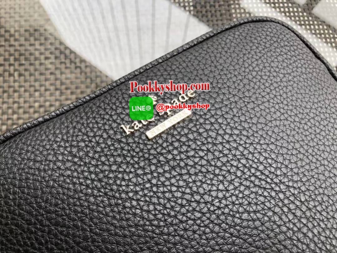 Kate spade New York mini shoulder bag กระเป๋าถือหรือสะพายหนังนิ่ม สวยอยู่ทรง ด้านหน้าประดับโลโก้แบรนด์ อะไหล่ทองหรูหรา น้ำหนักเบา ภายนอก มี2ช่องซิป แยกเป็นสัดส่วน ภายในมีช่องซิป 1 ช่อง และช่องใส่ของจุกจิก 1ช่อง จุของได้เยอะ สายสะพายปรับระดับได้ สะพายข้างห