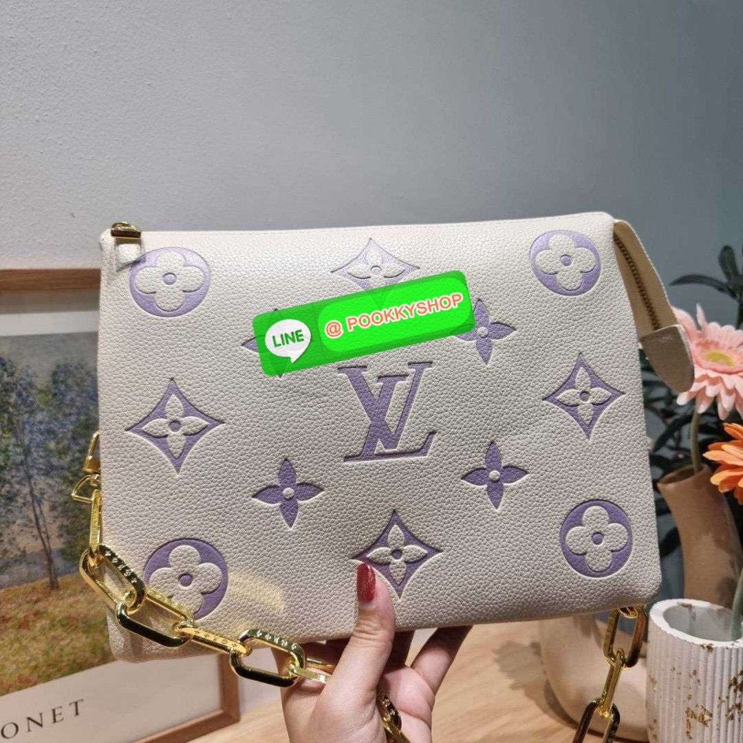 LV coussin pm bag 🔆 Details กระเป๋าสะพายกึ่งคลัชท์ สุดล้ำ ดีไซน์ใหม่ สีลิมิเต็ด ล่าสุดจากเคาน์เตอร์ duty free มาแรงมาก ด้วยความสวยปังตั้งแต่แรกเห็น มาพร้อมสาย 2 เส้น สวยลัคชูแบบสับๆ มีสายโซ่ที่มีดีเทลละเอียดไม่ซ้ำ และสายสปอร์ตครอสบอดี้ ที่จะคล้องไ
