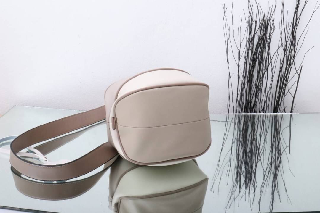 กระเป๋าลูกมะเฟืองยอดฮิต ดาราเซเลปใช้กันเยอะมาก งานตั้งใจผลิตกว่าจะได้มา แก้งานข้ามปี หลายรอบเพื่อความเป๊ะ งานสวยหนังสวย แถมฟรี!! ที่ห้อยลายดอกไม้ โอ้ย!!สวยเป๊ะขนาดนี้จะพลาดได้งัย