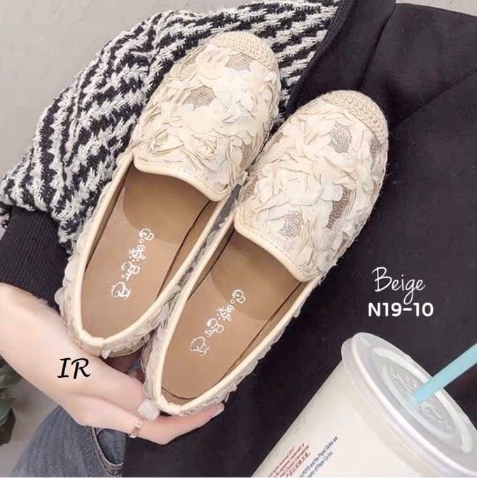 แบบขายดี!! พร้อมส่ง งานนำเข้า สิ้นสุดการรอคอย คอลเลคชั่นใหม่ล่าสุด สำหรับแนวที่สาวๆถามหา กับลำลองผ้าตาข่ายแต่งดีเทลกลีบดอกไม้สวยมากซับหนังด้านใน พื้นหนังนิ่ม ขอบหุ้มเชือกพันปอ ส้นยางกันลื่นหนา 1.5 ซม. ควรค่าแก่การติดไว้ในคอลเลคชั่นคู่โปรดของสาวๆเป็นที่สุด