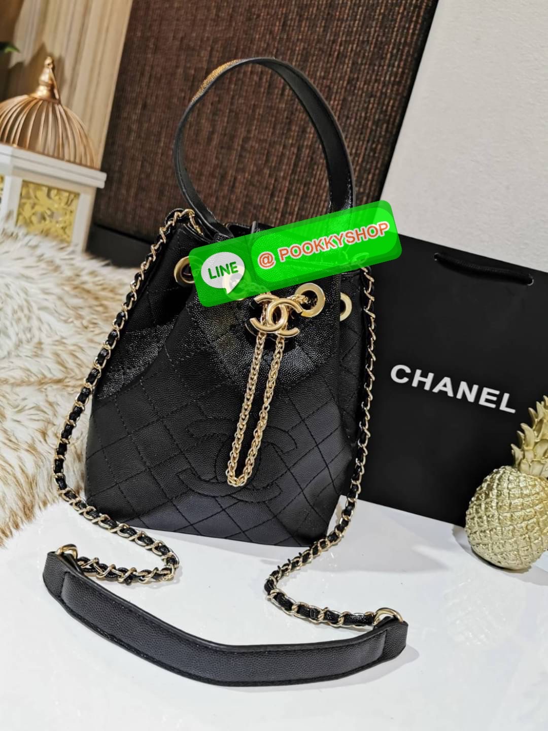 ห้ามพลาด! New! Chanel Bucket Bag With Chain VIP Gift With Purchase (GWP) Limited พรีเมี่ยมกิ๊ฟ Chanel Perfume Counter วัสดุหนังคาเวียร์ลายตารางเปิดปิดแบบ Drawstring และแถบหนังคาดกลางประดับอะไหล่แบรนด์สีทองภายในโล่งกว้างใส่มือถือ iphone ของจุกจิกได้เยอะ มา