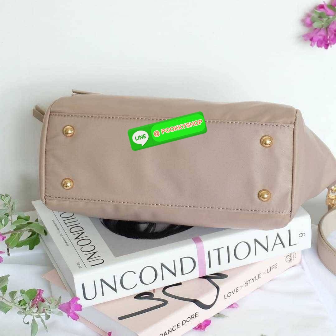 รุ่น KANNY with zipper รุ่นนี้พัฒนาต่อยอดมาจากรุ่น KANNY คอลเลคชั่นเดิมที่เป็นหนึ่งรุ่นที่ขายดีของทางแบรนด์เพราะเป็นกระเป๋าที่ฟังชั่นตอบโจทย์การใช้งานมากที่สุด 📍ตัวกระเป๋าน้ำหนักเบามาก 📍ทำจากไนล่อนนาโนกันน้ำ 📍ทำช่องแบ่งเก็บด้านใน ใ