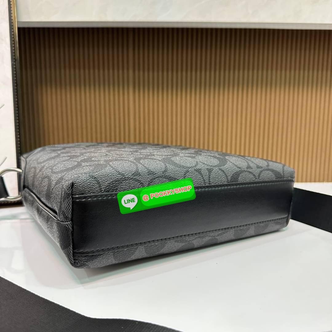 COACH Houston Flight Bag In Signature ((73336)) พร้อมส่งอีกครั้งค่ะ รุ่นที่คุณผู้ชายต้องมีติดตัว! กระเป๋าสะพายครอสบอดี้ร์ หนังแท้ หนังนิ่มดีค่ะ ด้านหน้าเป็นช่องซิปยาวให้หนึ่งช่อง เปิดปิดกระเป๋าแบบซิปภายในโล่ ใส่ของได้เยอะพอประมานเลยนะคะ พร้อมช่องแยกย่อย ใ