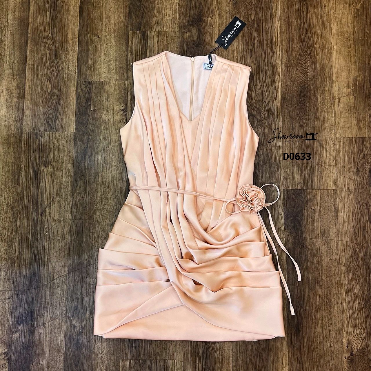 เดรสแฟชั่น เดรสคอถ่วงมาพร้อมสายผ้าดอกไม้เข้าชุด