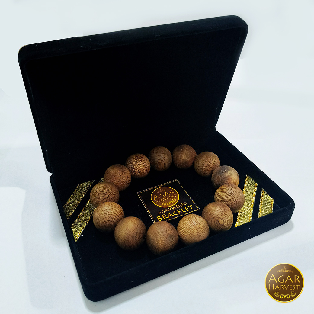 สร้อยข้อมือ ลูกปัด ลูกประคำ มาลา จากแก่นไม้หอมกฤษณา ในกล่องกำมะหยี่ สวยหรู (13เม็ด 20มิล) Agarwood Beads Bracelet with Box (13 Beads) 20mm / Mala, Rosary 1 Unit