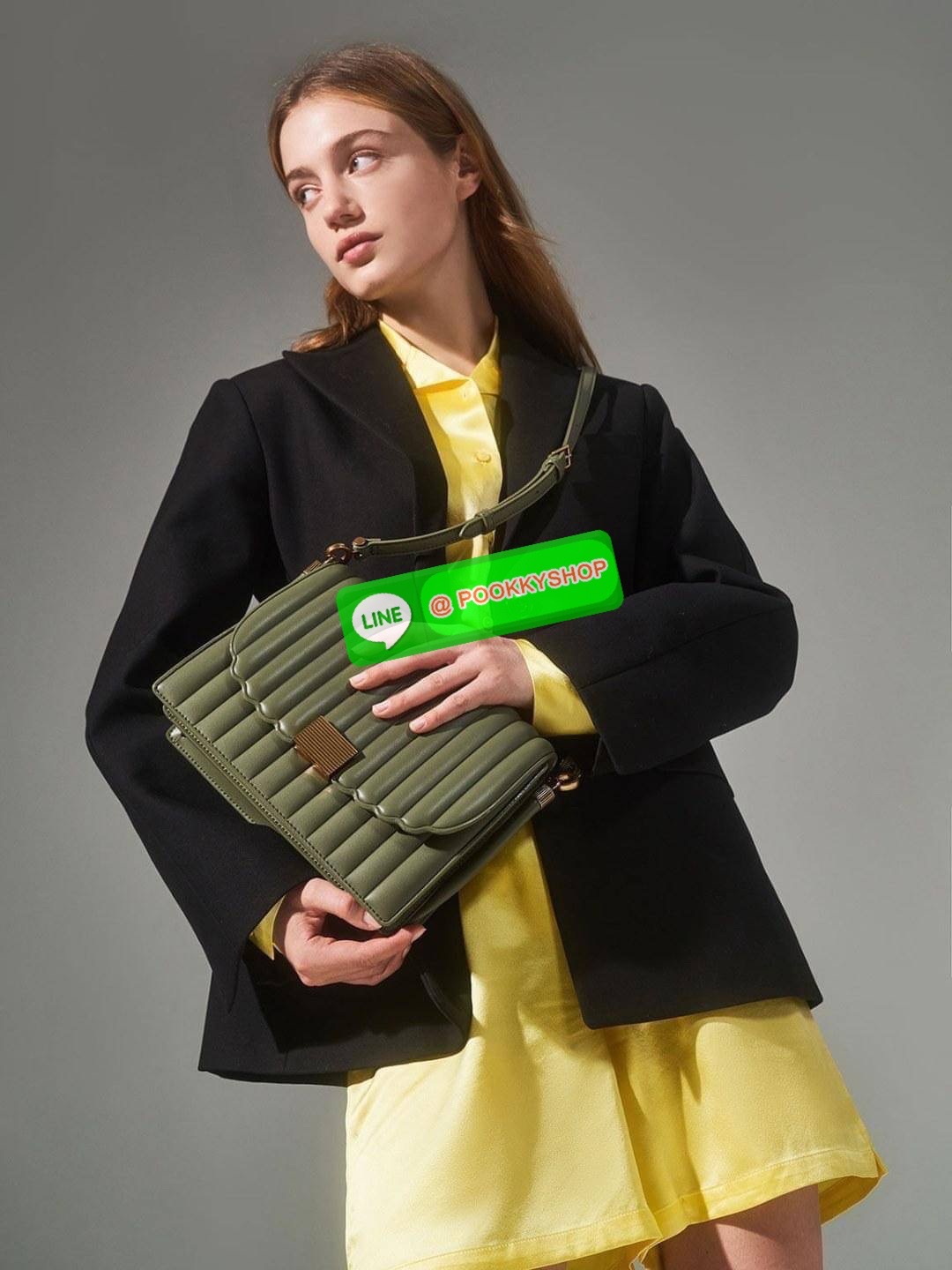 Charles & Keith Panelled Chain Handle Bag กระเป๋าสะพายรุ่นใหม่ชนช็อป รุ่นนี้จะถือคล้องแขน/สะพายแบบสายยาวได้หลายแบบ มีหูโซ่สีทองสวยหรู เปิดปิดแบบตัวเปิดล็อก ภายในแบ่งเป็น 3 ช่อง เป็นช่องซิปตรงกลาง ใส่ IPhone pro max และกระเป๋าเงินใบสั้นได้ค่ะ สายสะพายยาวถอ