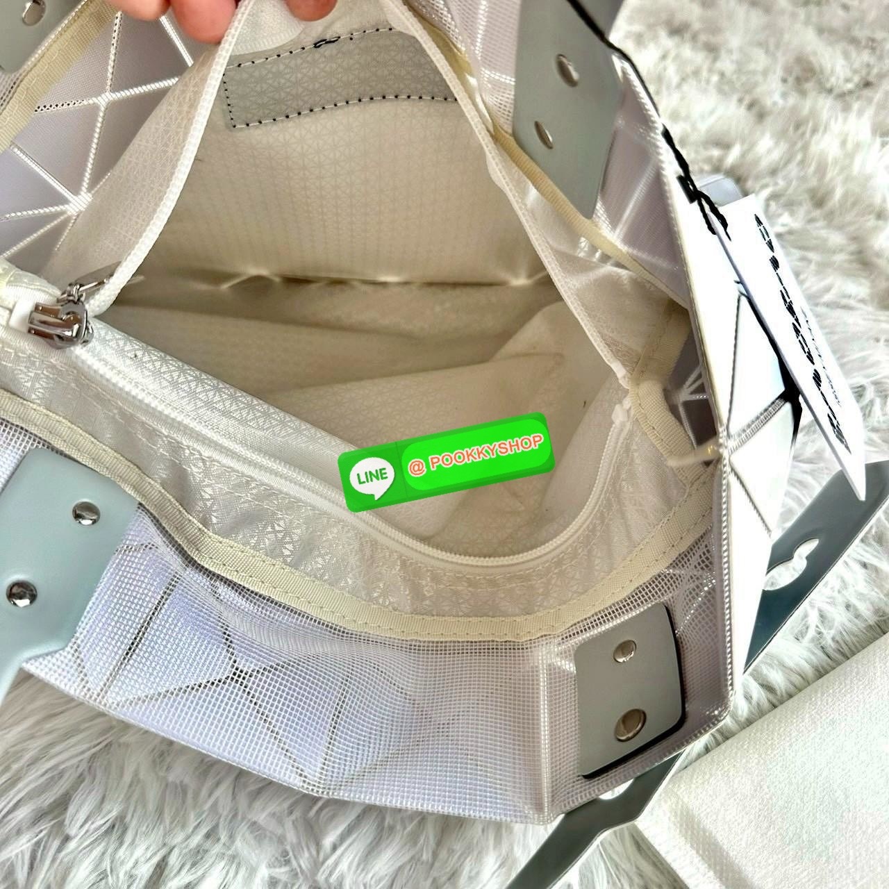 BAOBAO ISSEY MIYAKE QUATRO กระเป๋าไอคอนิกที่ไม่เคยตกเทรนด์! เรียบหรู แต่มีดีไซน์สะดุดตา โครงสร้างสามเหลี่ยมเอกลักษณ์เฉพาะของแบรนด์ ด้านในบุผ้า มีช่องซิปสำหรับเก็บของ น้ำหนักเบา สะพายสบาย ใส่ของได้เยอะมาก