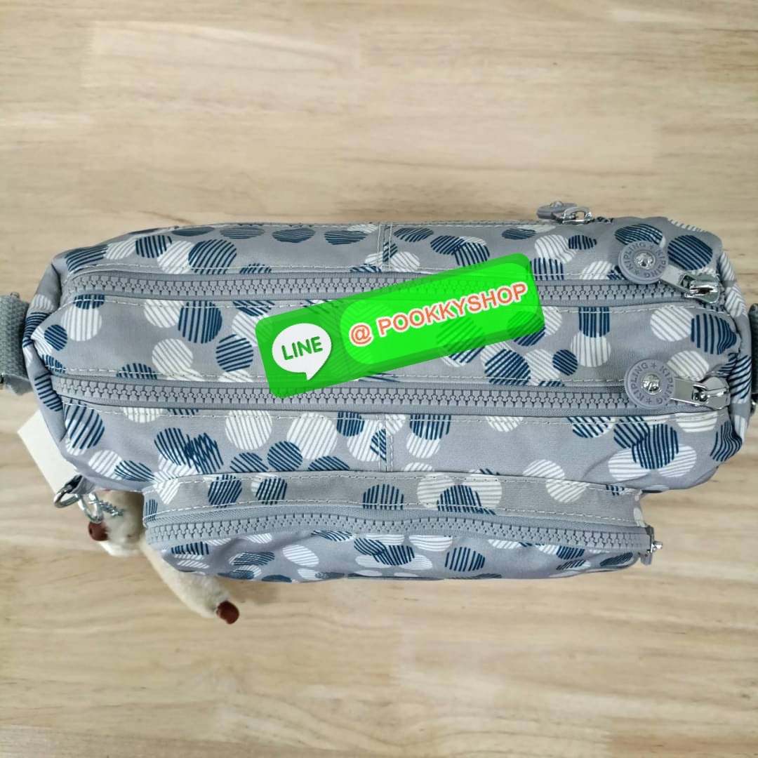 KIPLING RETH CROSSBODY BAG วัสดุ Nylon+polyester กระเป๋าสะพายข้างหรือ สะพาย Crossbody ได้ เปิด-ปิด ด้วยซิปปั๊มแบรนด์ที่หางซิป พร้อมช่องช่องหน้าแยกใส่ของใช้เล็กๆ น้อยๆ ได้ ช่องหลัก 2 ช่อง ด้านในโล่งกว้าง สามารถจุสัมภาระได้เยอะ มีช่องซิปด้านในและสายคล้องพวง