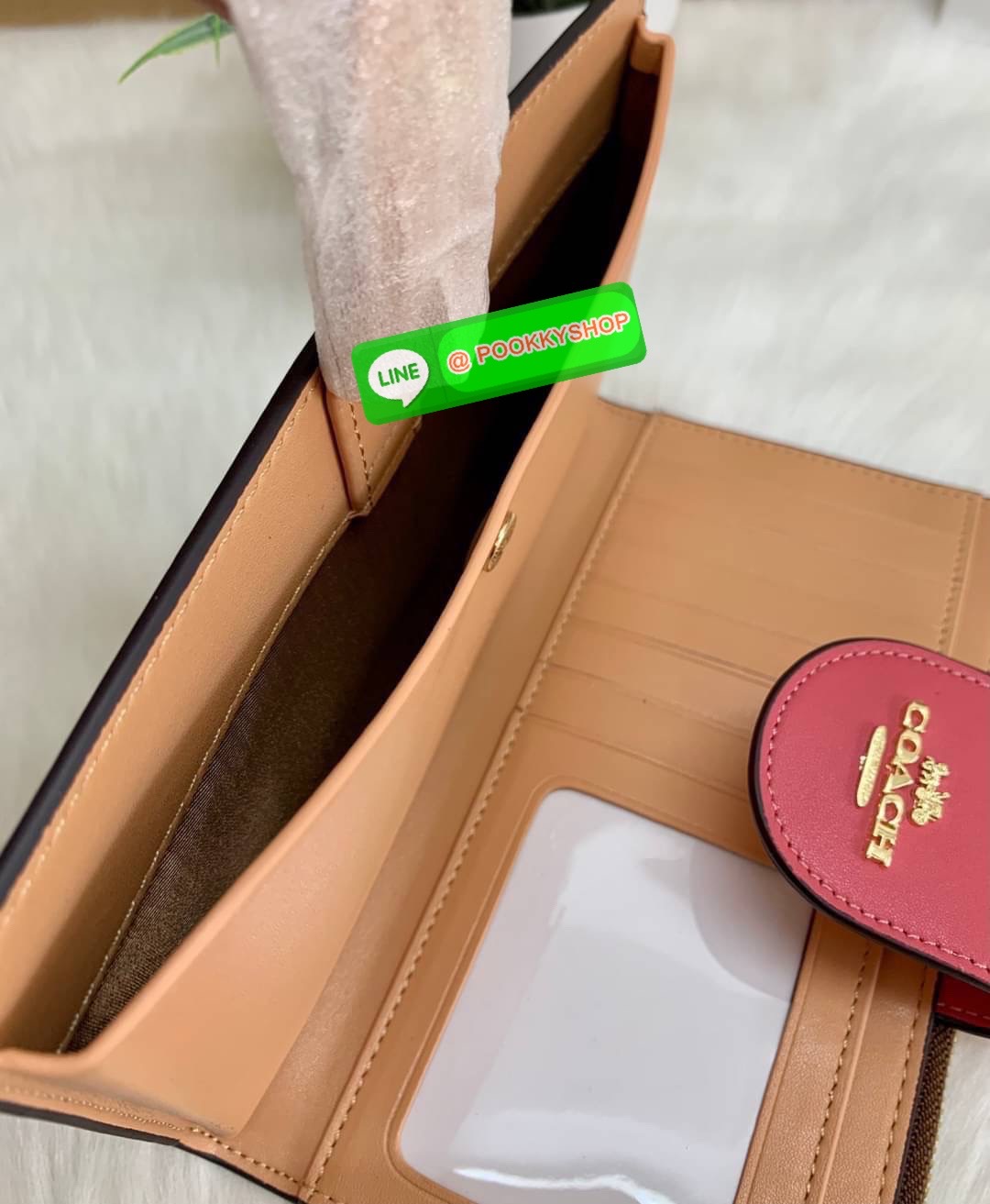 COACH TECH WALLET IN COLORBLOCK SIGNATURE ((C2874)) ✔️กระเป๋าเงินใบยาว หนังแท้ พร้อมสายคล้องมือในตัวค่ะ ✔️เปิดปิดด้านหน้าแบบฝากระดุม ภายในมีช่องใส่ธนบัตร2ช่อง ;สามารถใส่มือถือ iphone 10 xs max ได้เลยค่ะ ✔️มีช่องเสียบธนบัตร7ช่อง;พร้อมช