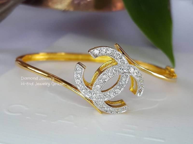 Chanel Bangle กำไลชาแนล งานทอง5 ไมครอน งานอย่างดีค่ะ ตกแต่งด้วยเพชรสวิส รับประกันคุณภาพเลยค่ะ รุ่นนี้ดีไซส์สวย ใช้แม่พิมจากร้านเพชรเลยคะ งานสวยมากกกก ใส่ออกมาสวย เหมือนใส่ทองแท้ค่ะแม่ค้าแนะนำอย่างแรงค่ะ สีของทองเป็นสี 24K สีเหมือนทองแท้ กำไลมีน้ำหนักไม่เบ